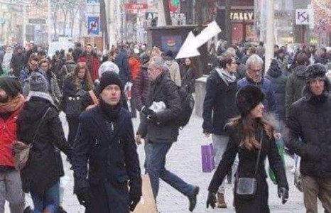 Энэ зурган дээрх буурал үстэй үүргэвч үүрчихсэн, гартаа өдрийн хоолоо барьчихсан нөхрийг харж байна уу?
