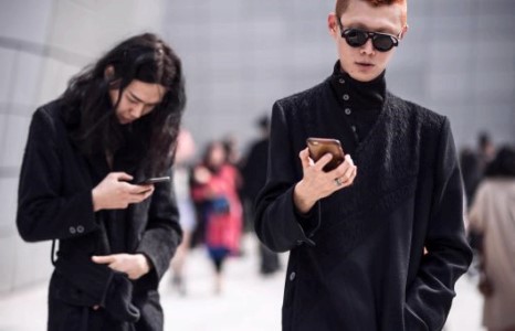 ”Street Style at Seoul Fashion Week Fall 2017” 