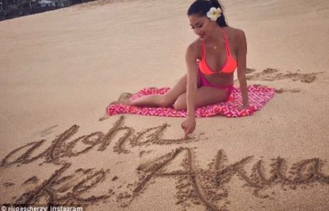 Николь Шерцингер төрсөн нутгаасаа мэндчилж байна