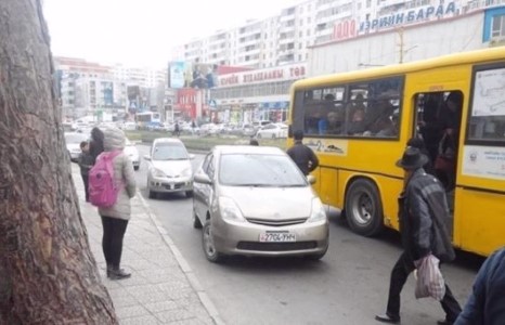 Автобусны зогсоолд суудлын автомашин зогсвол 24000 төгрөгөөр торгоно