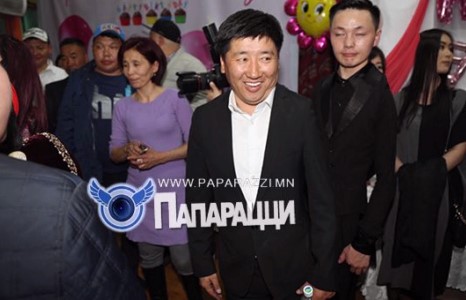 Нас явж, үрчлээ нэмсэн дуучин