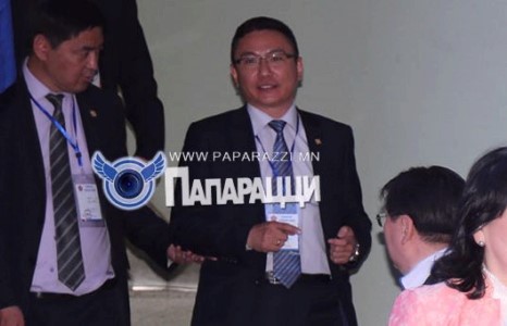 Газрын албанаас төрсөн тэрбумтан