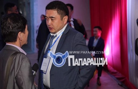 Сайдын суудалд санаархаж л явна даа