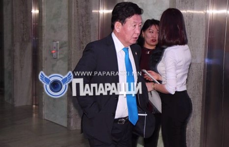 Хөлдүү царайтай ч, толгой сийрэг шүү