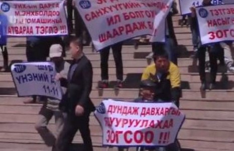 Шаардлагынхаа хариуг нэхсэн иргэд, төв талбай дээр “Приус” машин шатаахыг завдав