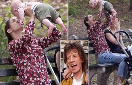 Мик Жаггер хүүгээ танилцуулав