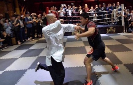 Холимог тулааны тамирчин Тай чи урлагийн мастерыг 10 секундэд ялжээ