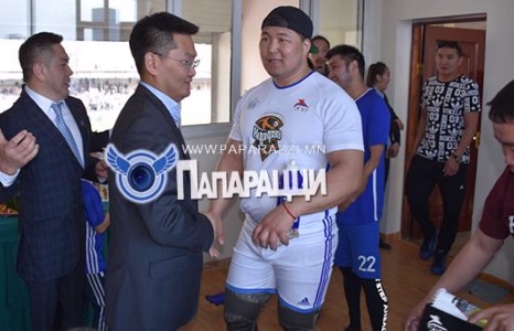 Зөөлөн өшиглөхгүй бол бөмбөг хагарчихаж магад