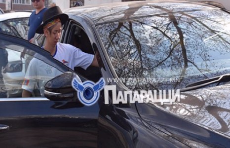 Хөлбөмбөгийн талбайд жижигдсэн залуу