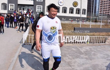 Аварга спортыг голохгүй