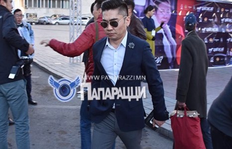 Дээгүүр албан тушаалтай биш л бол ойртоод ч хэрэггүй