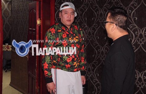 Мөрөөдлийн театрын том биетэй хүүхэд