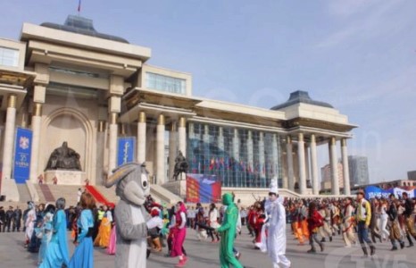 Хүүхдийн баяраар талбайн баруун, зүүн хэсгийн авто замыг хаана