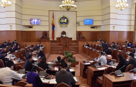 Эрх баригчид парламент дахь бүлгийнхээ гишүүдийн “амыг бариад” эхэлжээ