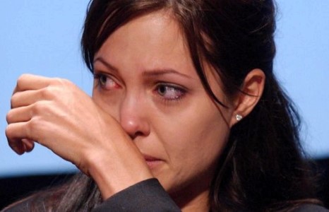 Анжелина Жоли төрсөн эцэгтэйгээ ойр дотно байхыг хүсэв үү?