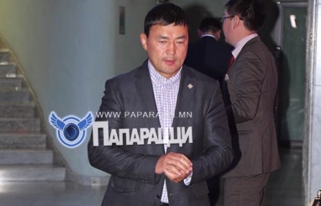 Өөрөө хөгширсөн ч эхнэрээ залуужуулсаар байна