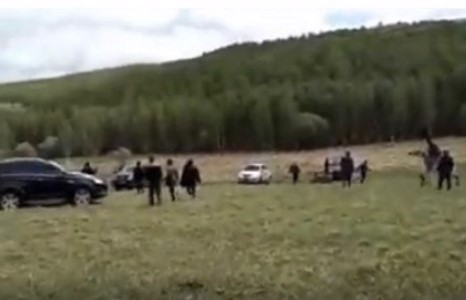 Хятадууд Хөлөнбуйрын малчдыг зодож, нэгнийх нь аминд хүрчээ