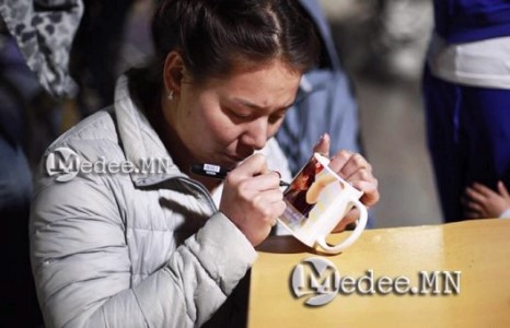 Тэрбумаар үнэлэгдсэн ДЭЛХИЙН АВАРГААРАА гудамжинд хандив гуйлгадаг Монгол