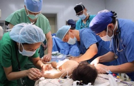 Монголд зүрхний хүнд хэлбэрийн хагалгааг гурван хүүхдэд хийлээ