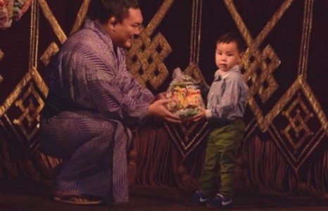 Хакүхо М.Даваажаргал 500 хүүхдэд гарын бэлгээ гардууллаа