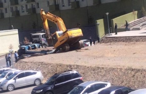 НЕТГазарын хурган дарга нар хүүхдийн тоглоомын талбайгаар хөлжсөөр байх уу?