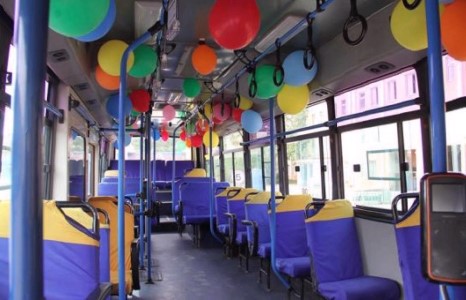 Нийтийн тээврээр зорчиж буй хүүхдүүдэд бөмбөлөг бэлэглэж байна