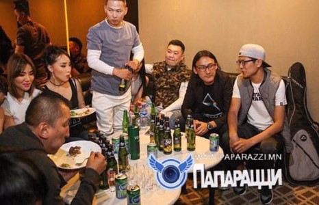 Дуучин Нандиа хаана явна