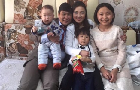 Н.Оюунчимэгийн охиныг Т.Хулан хайраар дутаалгүй өсгөж байна