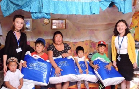 Сарнай бүсгүй хүүхдүүдээ дулаахан унтах нь хэмээн баярлаж байна