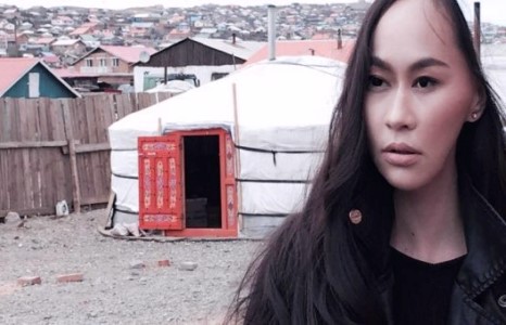 Цэцэг бухимдаж байна