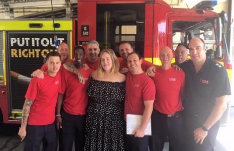 Дуучин Адель гал сөнөөгчдөд талархсанаа илэрхийлэн, гэнэтийн бэлэг барьжээ