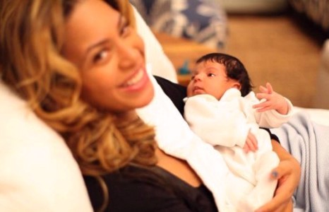 Бейонсе ихэр хүүхдүүдээ өлгийдөн авлаа