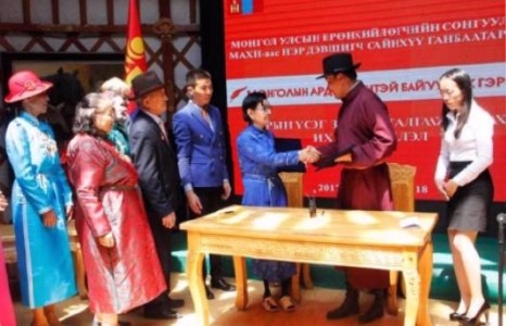 С.Батсүх гавьяат C.Ганбаатартай хариуцлагын гэрээ байгуулжээ