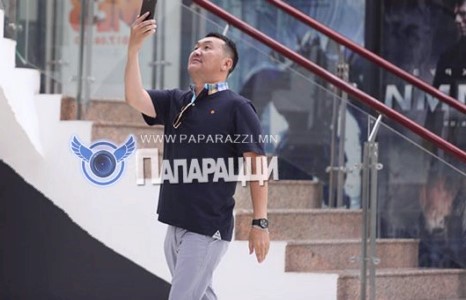 Утаснаасаа харцаа салгаж чадахгүй нь