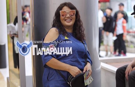 Аз жаргалтай гэгч нь дарвайтлаа инээнээ