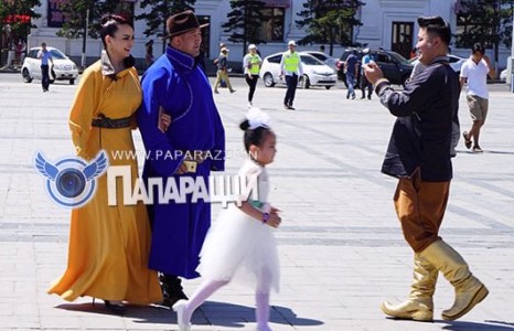 Үндэсний хувцасаараа гоёсон хосууд