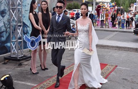 Шинэбаярын хуримын даашинзтай шинэхэн амраг хэн бэ?