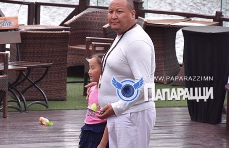 Охиныхоо төлөө бүхнээ зориулдаг дуучин