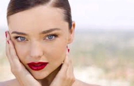  Загвар өмсөгч Миранда Керр шүүхэд дуудагдана