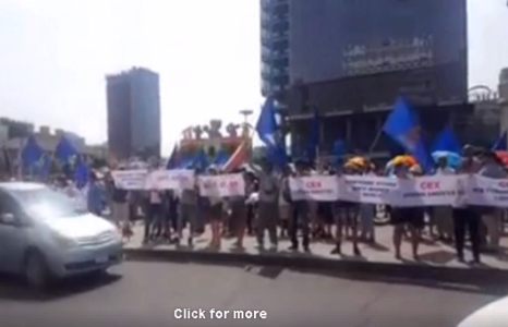 МоАХ-ны гишүүд дэмжигчид СЕХ-ны гадна жагсаж байна