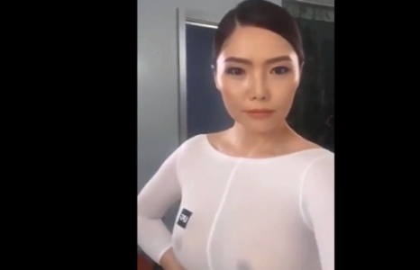 Жүжигчин Ундралын хөхний товч