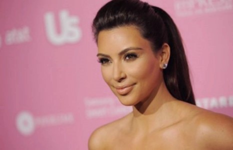 Ким Кардашьян тээгч эхтэй тохироо хийв