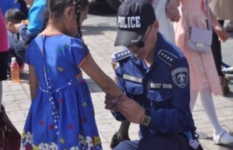 Багачуудад тусгай зориулалт бүхий бугуйвч зүүж өгч байна