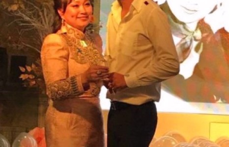 Бархүү хайртынхаа төрсөн өдрөөр сүйн бөгж бэлэглэлээ