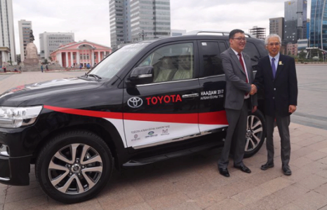 Түрүү бөхийг “Ланд крузер-200” автомашинаар шагнана