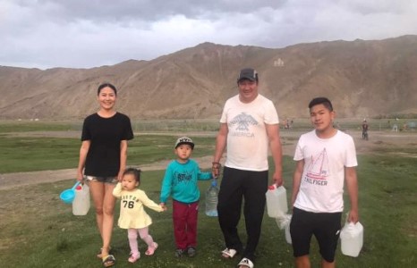 М.Баярмагнай ус зөөж явна