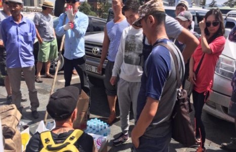 Залуус нэгдэн түймэр унтраахад туслахаар бэлдэж байна