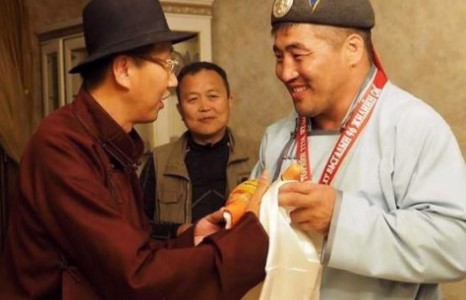 Л.Энх-Амгалан гишүүн Ц.Содномдоржид өөрийн хөөргөө бэлэглэсэн байна