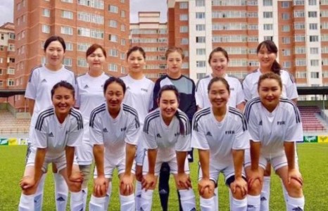 Отгоо хөлбөмбөгийн спортод хүч үзнэ