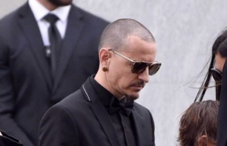 Linkin Park хамтлагийн дуучин Чэстер Беннингтоныг оршуулах ёслол болж өнгөрлөө